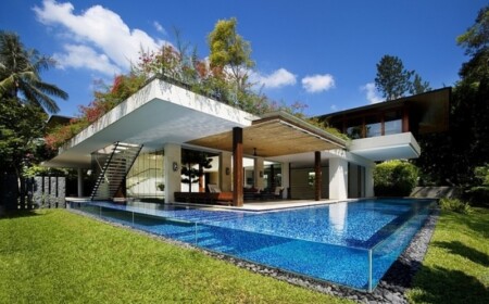 transparenter-pool-tangga-luxus-familienhaus-guz-architects