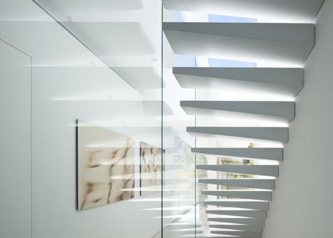 treppen glaswand modernes haus aus glas von pitsou kedem