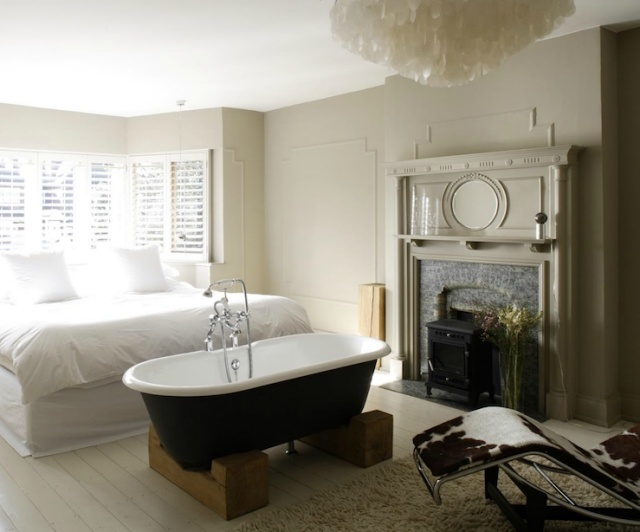 vintage schlafzimmer bett freistehende badewanne kamin