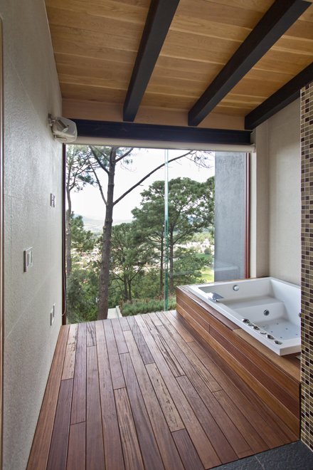 waldhaus-badezimmer-design-holzboden-badewanne