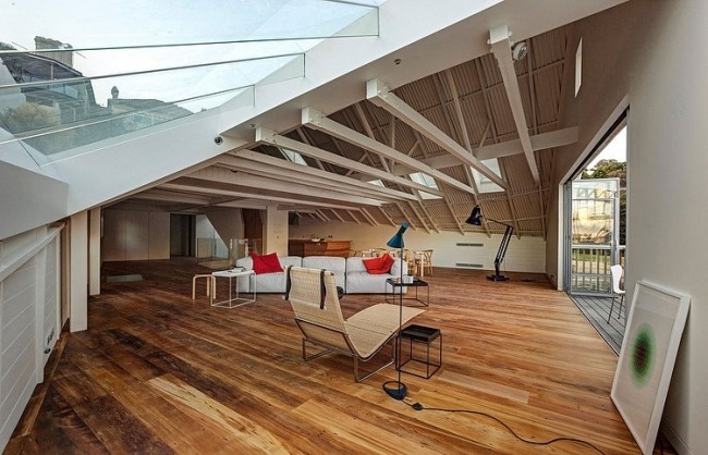 wohnzimmer-dachboden dielenboden glasdecke lounge liege