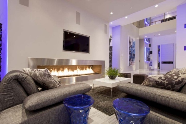 wohnzimmerideen graue sofas kaminofen stahl blaue led leuchten