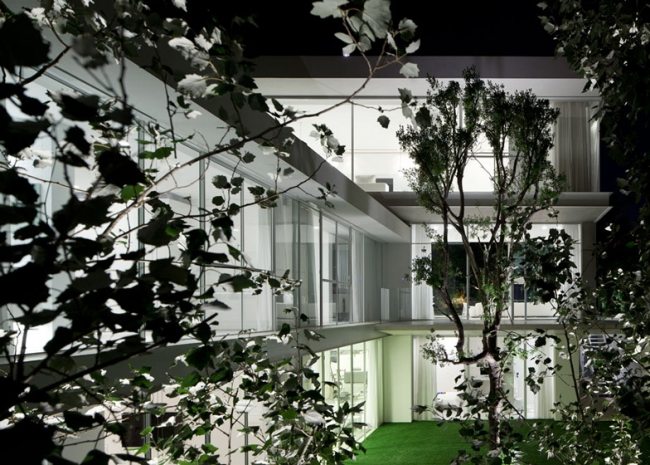 zwei gartenhöfe modernes haus aus glas von pitsou kedem
