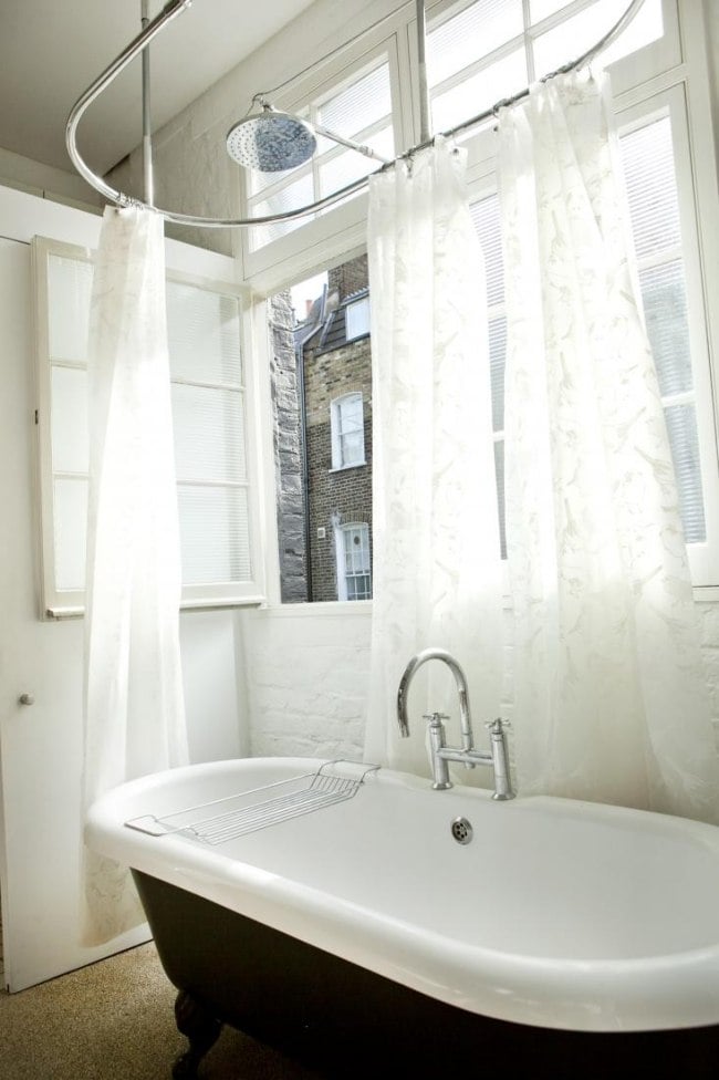Badezimmer Badewanne-Freistehend Duschvorhang-offene Wohnung gestaltung
