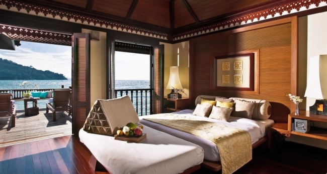 Beachvilla Exotisch Doppelbett Holzdeck Verglasung-Urlaub Destinationen-Sommer Malaysien