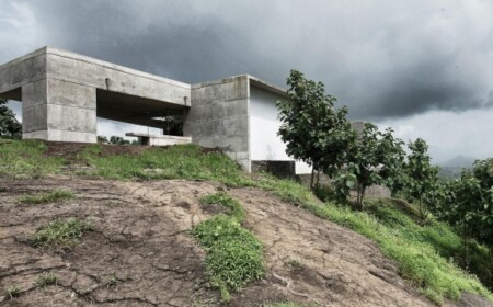 Betonhaus am Fels steiler Hang-gebaut Indien-Khopoli