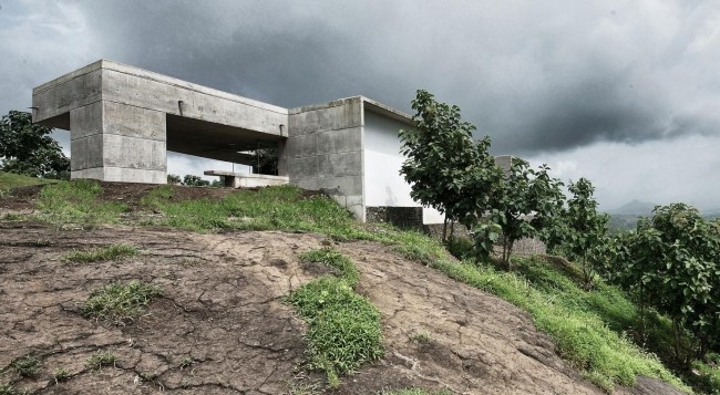 Betonhaus am Fels steiler Hang-gebaut Indien-Khopoli