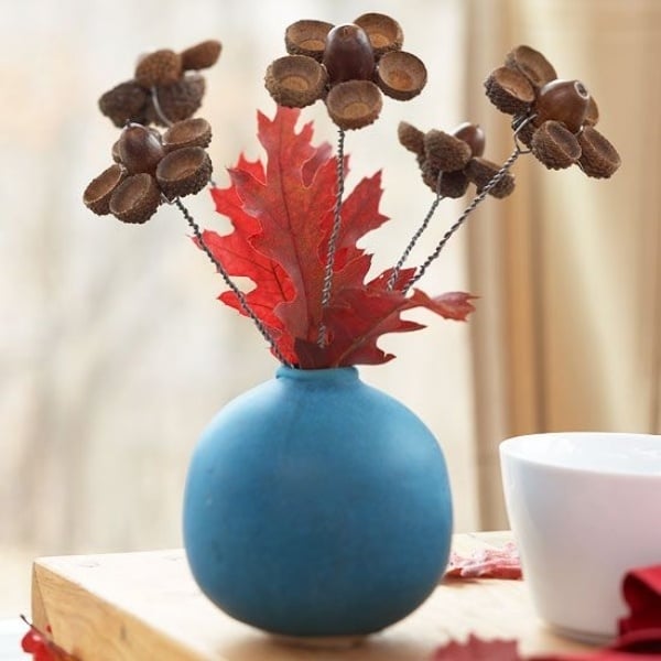 Blaue Vase-Dekoartikel Eicheln-Blumen selber basteln-herbst schmuck tisch
