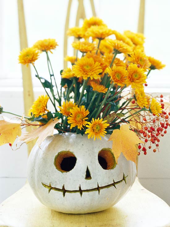 Blumenvase zu Halloween basteln-Kürbis weiß-färben schnitzen 