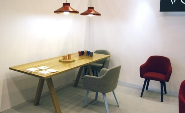 Design Ausstellung-London Klubsessel-A Frame Tisch Holz Pendelleuchte