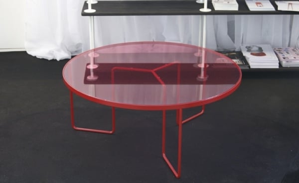 Design Tisch-drei Fuß-Ari Kanerva Stahlrahmen Glasplatte