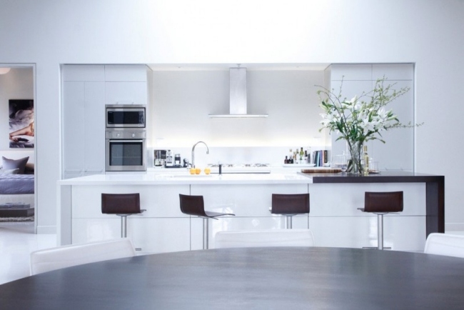 Designer Küche Montreal Penthaus neutral Farbschema-Bartheke Barstühle Metallgestell