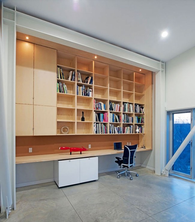 Gestaltung hohe Decke-vertikale Raumgestaltung-Holzregal Bibliothek-Bürostuhl