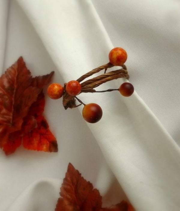Elegante Deko-für den Tisch Selber machen im Herbst-Serviettenring-binden Beeren