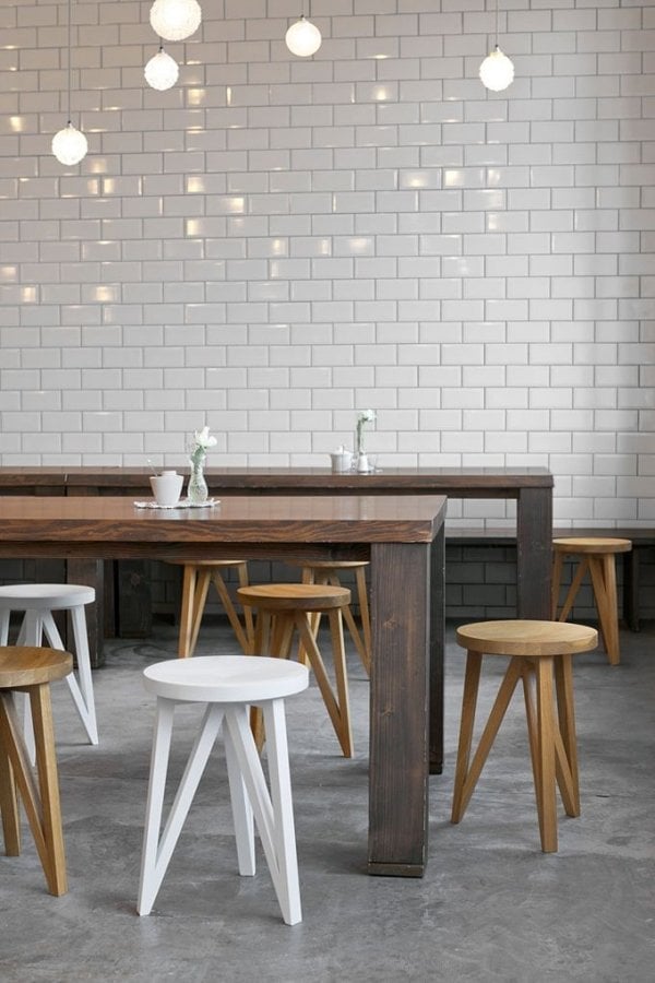 Esszimmer Möbeldesign Massivholz-Tisch Hocker-weiß Ziegelmauer weiß