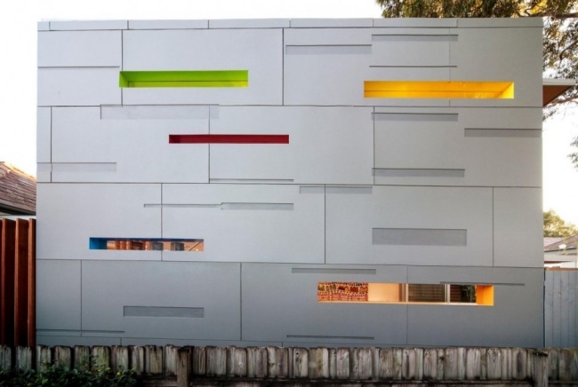 Fassadengestaltung Paneele-Metall Grau Fenster Öffnungen eng-Straßenansicht