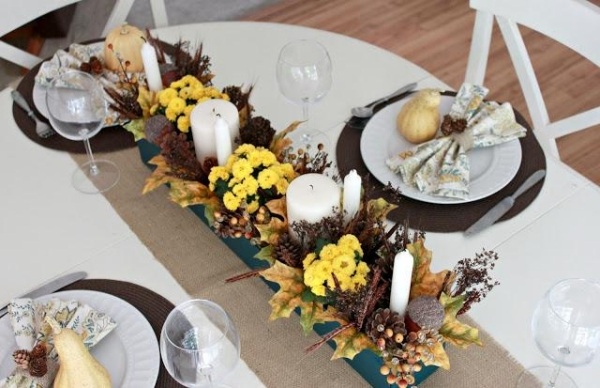 Festliche-Tafel Herbst Anlass-Feier Gestaltung-Serviettenringe Kerzen Zapfen