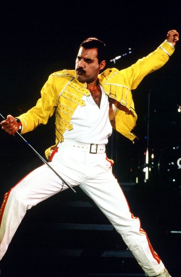 Freddie mercury Queen Halloween Ideen Kostüme gelbe jacke-weißer Anzug