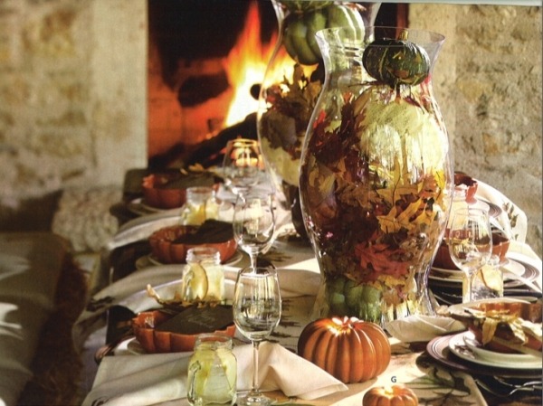 Glasvase füllen Laub Kürbisse-Herbst Fest-feiern Ideen für Tischdeko