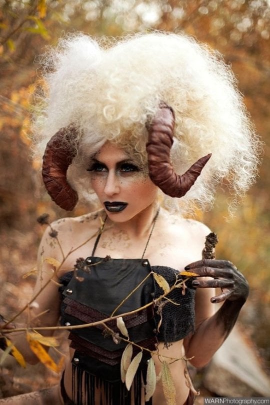 Halloween kostüme frau widder hörner lockiges haar