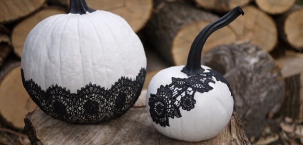 Halloween Kürbisse dekorieren weiß schwarze spitze