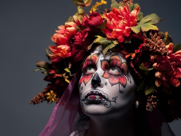 Halloween-Schmink-Ideen-Frauen-Totenkopf-Gesicht