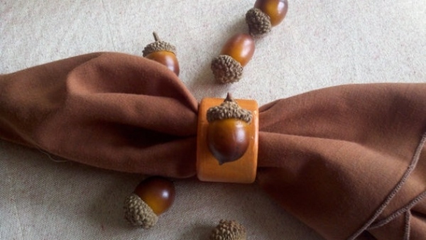 Herbst dekorieren-mit Eicheln-Servietten Ringe Ideen selber machen