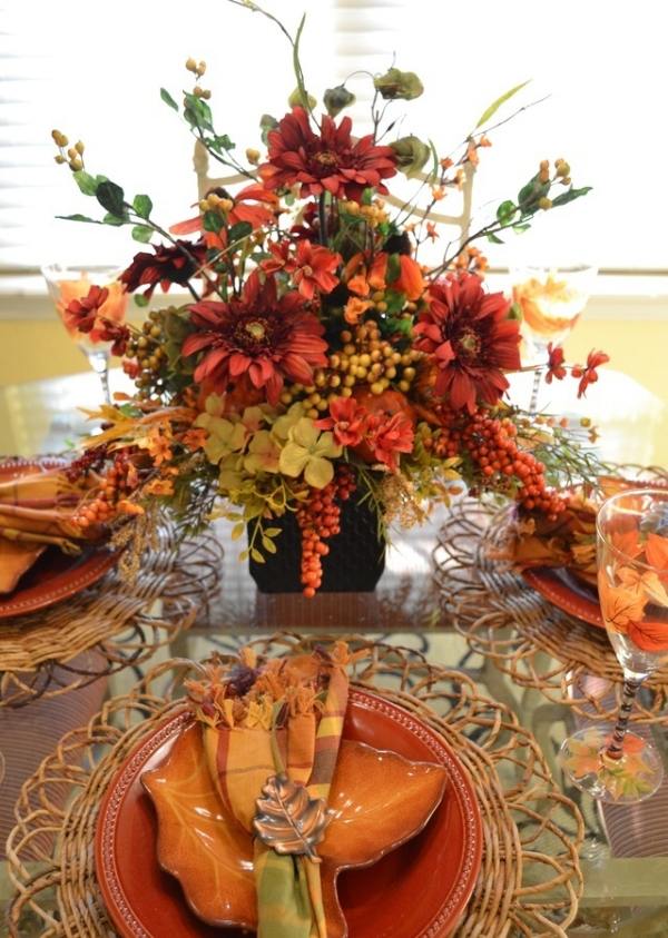 Herbstlicher Blumenstrauß-selber arrangieren-blattförmige Teller Tischdecke
