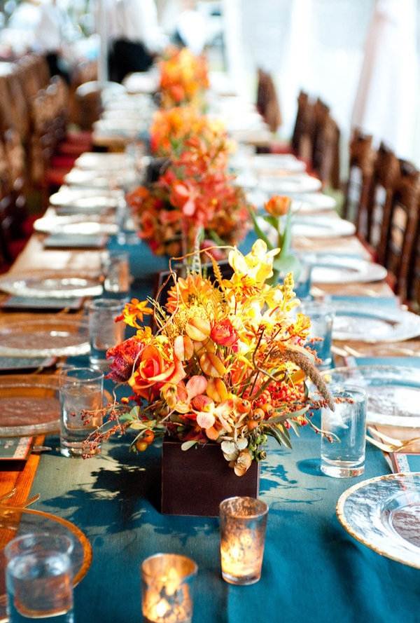 Hochzeit Dekoration-Ideen Herbst Stimmung-Strauß Blumen Laub-Tischläufer blau Spätsommer