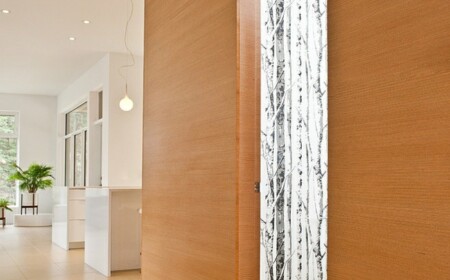 Holzwand puristische Farben Haus Interieur Steinfliesen Bodenbelag