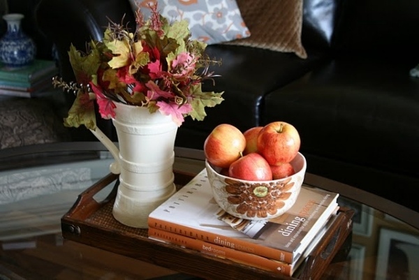 Ideen für Herbstdekorationen kaffeetisch vase herbstlaub schale äpfel
