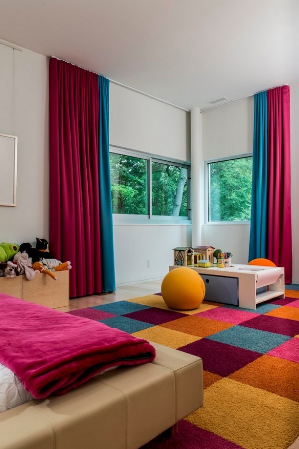 Jugendzimmer Sitzecke-Design Sitzpuff-Teppich Bunte-Vorhänge tiefpurpur Blau