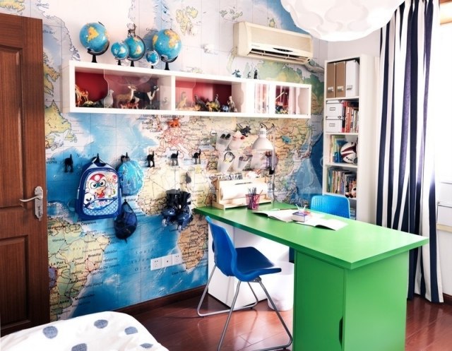 Kinderzimmer für Schulkind deko weltkarte tapete globen schreibtisch