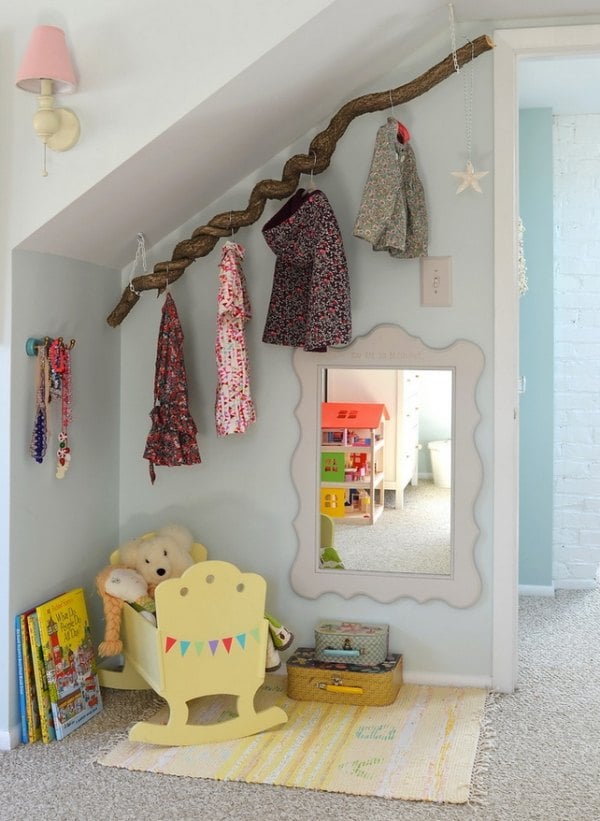 Kinderzimmer Spielecke-unter Dachschräge Kleiderstange Baumast Optik