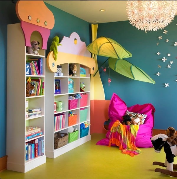 Kinderzimmer bunte Möbel Regale offen-Bodenkissen Beleuchtung-Wanddeko