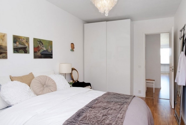 Schlafzimmer-Gestaltung Bett dunkle Holzböden-Weiß Schrank-Grifflose Tür-Bettwäsche