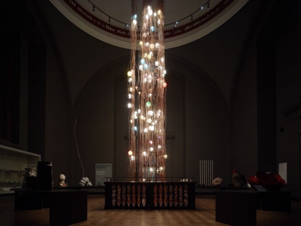Kunst Intallation-mit Licht V&A-Gallery Bocci London