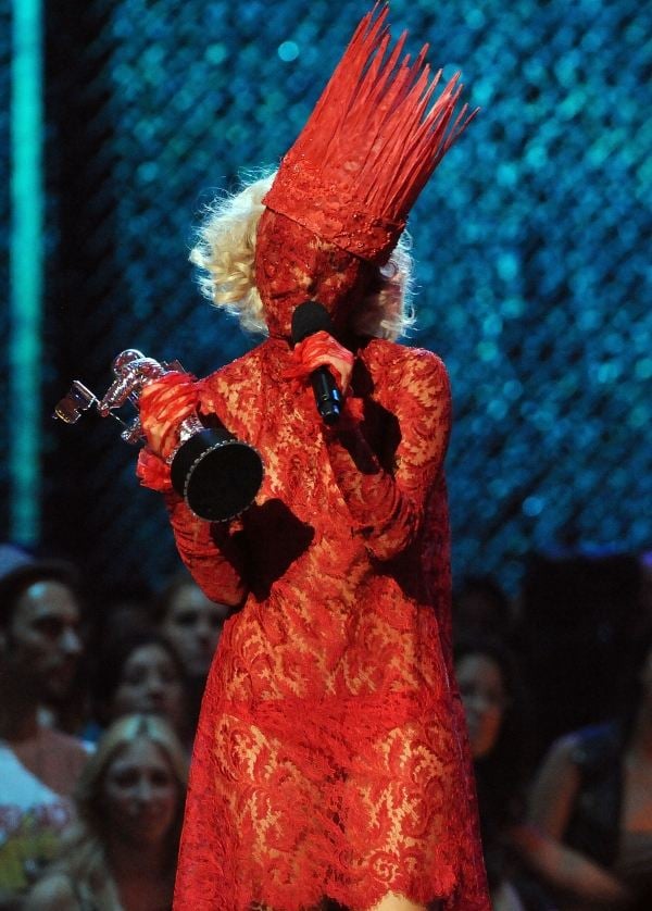 Lady Gaga-Bühnenshow Kostüm rot make Up-Halloween Ideen