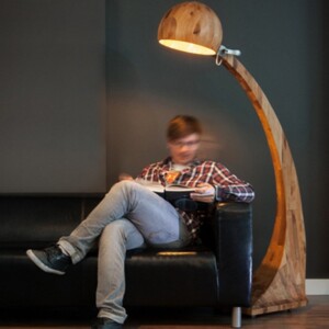 Led-Glühbirne Stehlampe-Holz Textur-Möbeldesign abadoc Design Studio