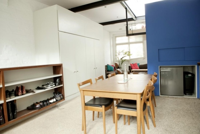 Loft-Stil kleine Wohnung-offen Konzept-Einbau Schränke blau