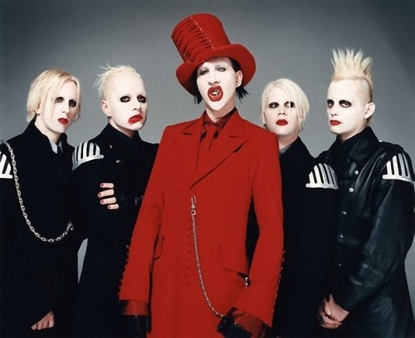 Marilyn Manson-Kleidung Roter-Anzug Schminkideen Halloween Make Up