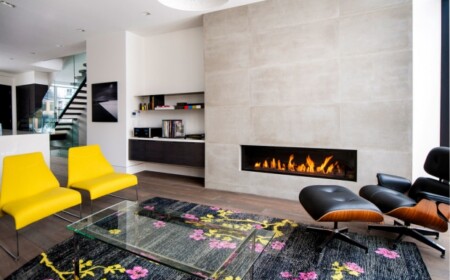Gemütliches Interieur Design-Möbel Gelbe-Sessel Kaminofen integriert-Teppich florale Motive