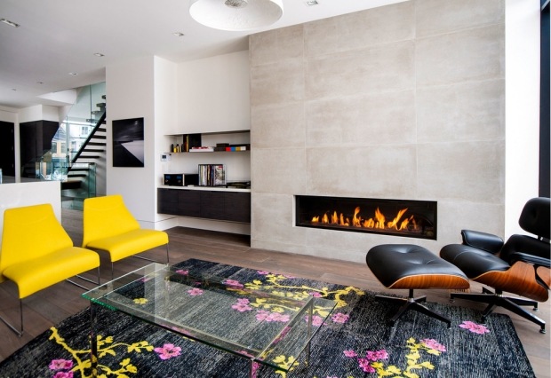 Gemütliches Interieur Design-Möbel Gelbe-Sessel Kaminofen integriert-Teppich florale Motive