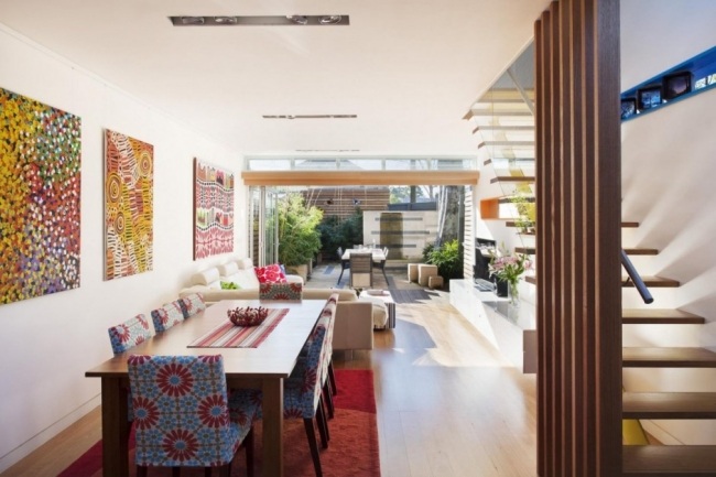 Offener Wohnraum Zugang zum Garten opulente Deko Innentreppe Holztreppen stufen