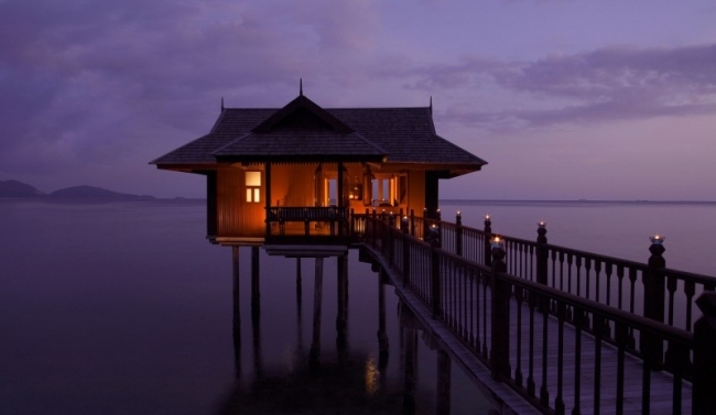 Pangkor Laut Resort-traditionelle Holzbauten-auf Stelzen-Beachvilla Nachtbeleuchtung