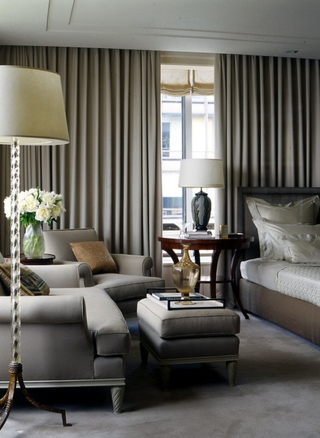Polstermöbel Stehlampe Design Schlafzimmer-Sessel Beistelltisch-grau Vorhang-glenn gissler-design