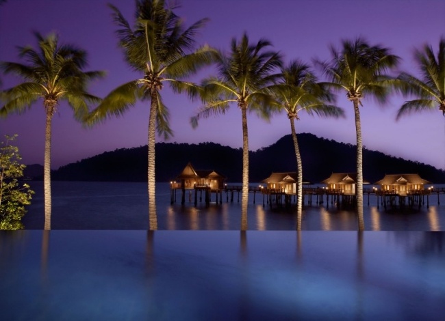 Resort im Regenwald Malaysia-Pangkor Laut-Beach Villen-infinity pool Palmen