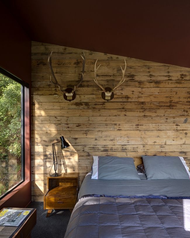 Schlafzimmer Einrichtung rustikal Wand-Holz Paneel-Hirsch Geweih-Verglasung