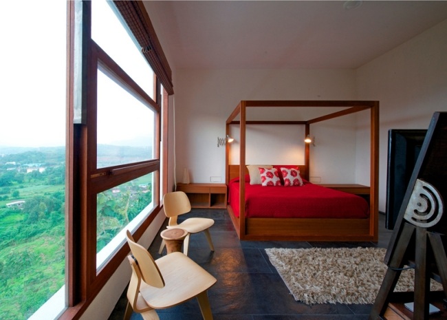 Schlafzimmer Himmelbett-rote Bettwäsche-Verglasung Fenster-Wand