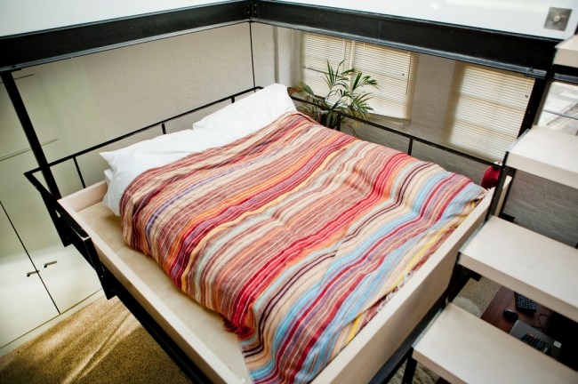 Schwebendes Bett Einzimmer-Wohnung maisonette-stil bunte Bettwäsche